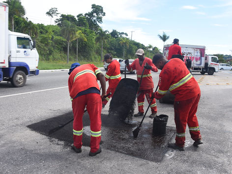Incompetência do DER faz prefeitura atuar na RJ-106 que corta Maricá