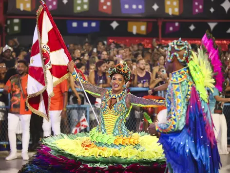 Niterói divulga seu carnaval para turistas que chegam em cruzeiros no Pier Mauá
