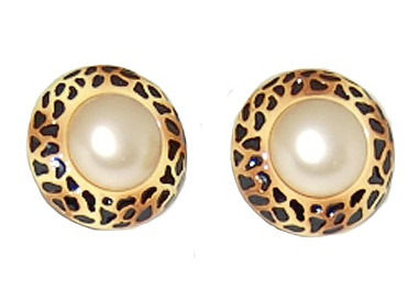 VINTAGE ROUND PEARL AND ANIMAL PRINT ENAMEL CLIP ON EARRINGS
