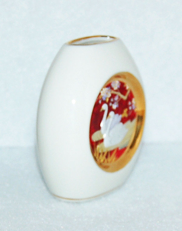 Thumbnail: VINTAGE RARE VIBRANT RED AND WHITE JAPANESE SWAN CHOKIN VASE
