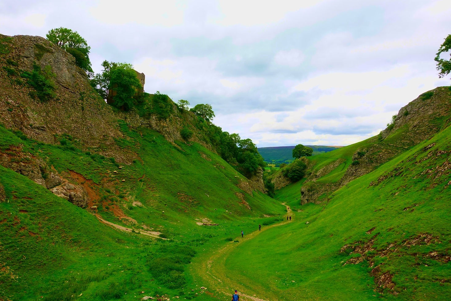 Walking down Cave Dale, Walking Towards Castleton, Relaxing in Castleton, Things to do in Castleton, Strolling in Castleton