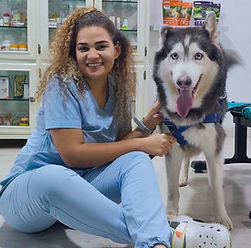 KELLY MARTÍNEZ CON MASCOTA.jpeg