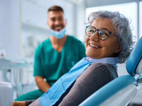 Personne âgées chez le dentiste pour contrôler son hygiène dentaire