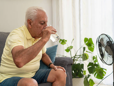 Personne âgée boit de l’eau - canicule senior