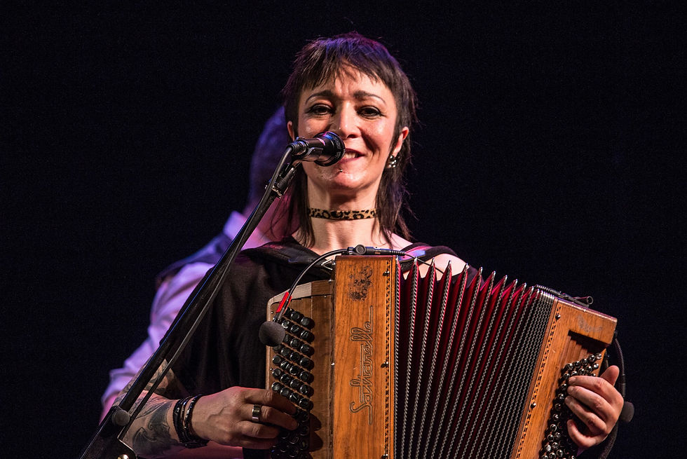 Anne Lise Gayon, accordéoniste du groupe de chanson festive Nadamas