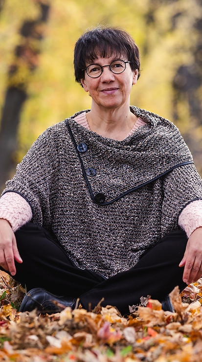 Portrait de Malika Chakou pour illustrer la section "Qui suis-je" de la page A propos