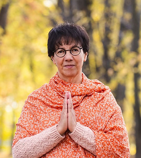 Portrait de Malika Chakou pour introduire les bénéfices de la prestation de lecture intuitive des chakras