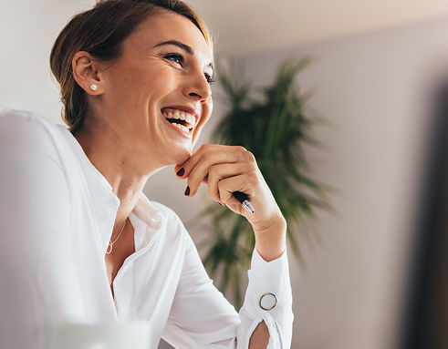 Frau am Schreibtisch bei der Arbeit