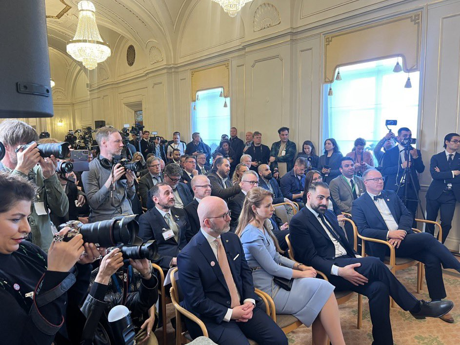  رضا پهلوی در یک سالن ۵۰ نفری در ساختمان پارلمان سوئد سخنرانی کرد