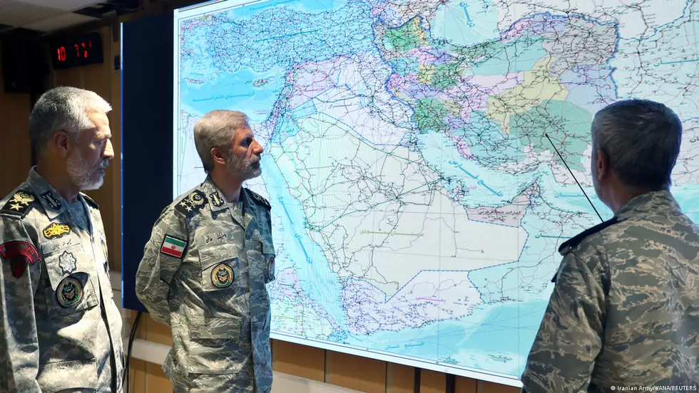  با افزایش احتمال درگیری نظامی با آمریکا، ایران حضور نظامی خود را در تنگه هرمز تقویت می کند