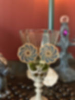 Boucles d’oreilles spirale tissées à la main en perles de couleur bleu, bijou mystique et artisanal inspiré de l’univers