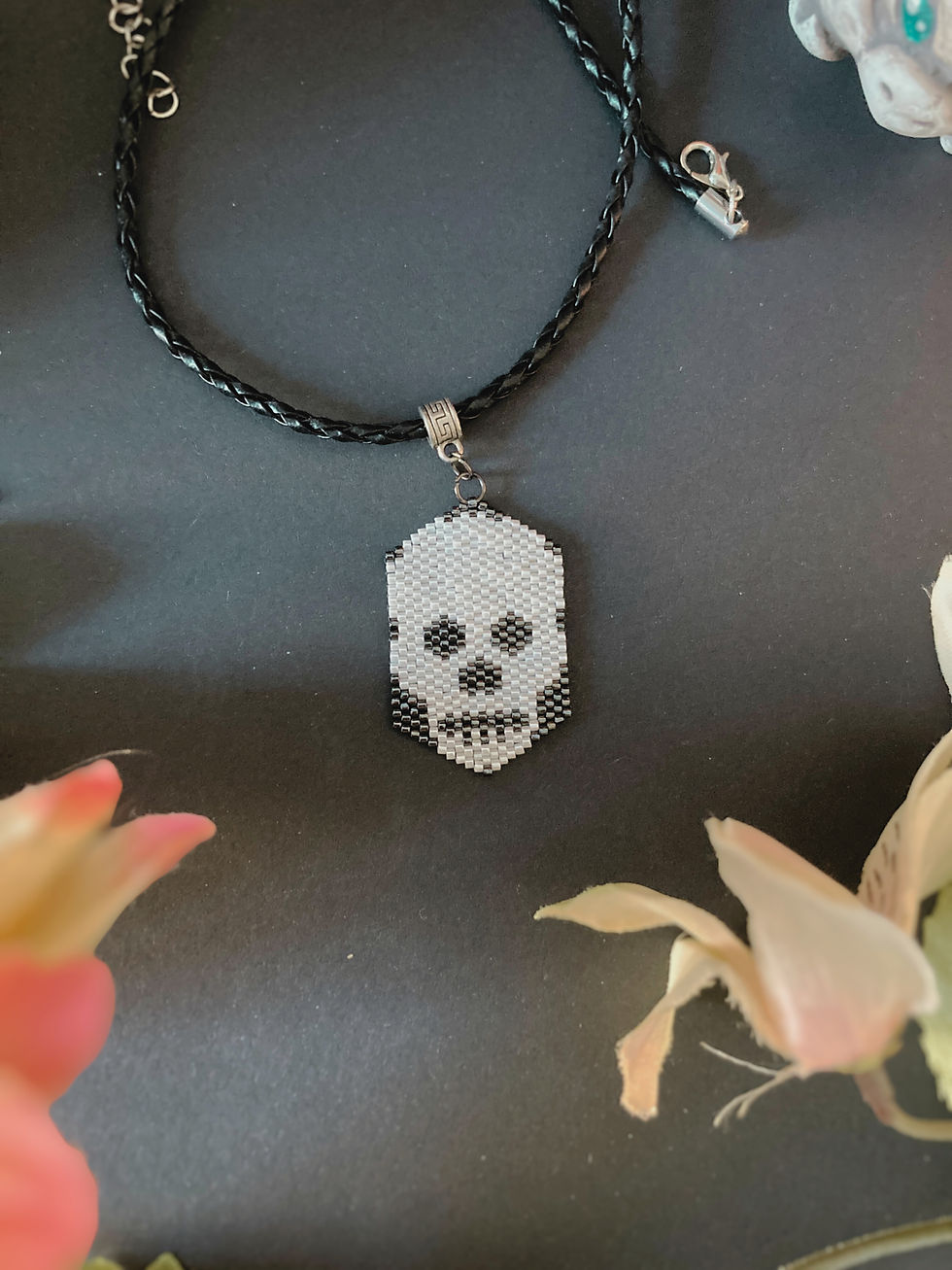 Miniature : Collier Médaillon Tête de Mort Crâne Blanc/Noir : Mystère Tissé