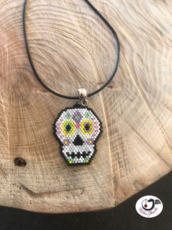 Miniature : Collier Médaillon Tête de Mort Mexicain Colorée : Un Festival de Couleurs