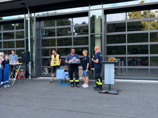 Geschenkübergabe am neuen Feuerwehrhaus