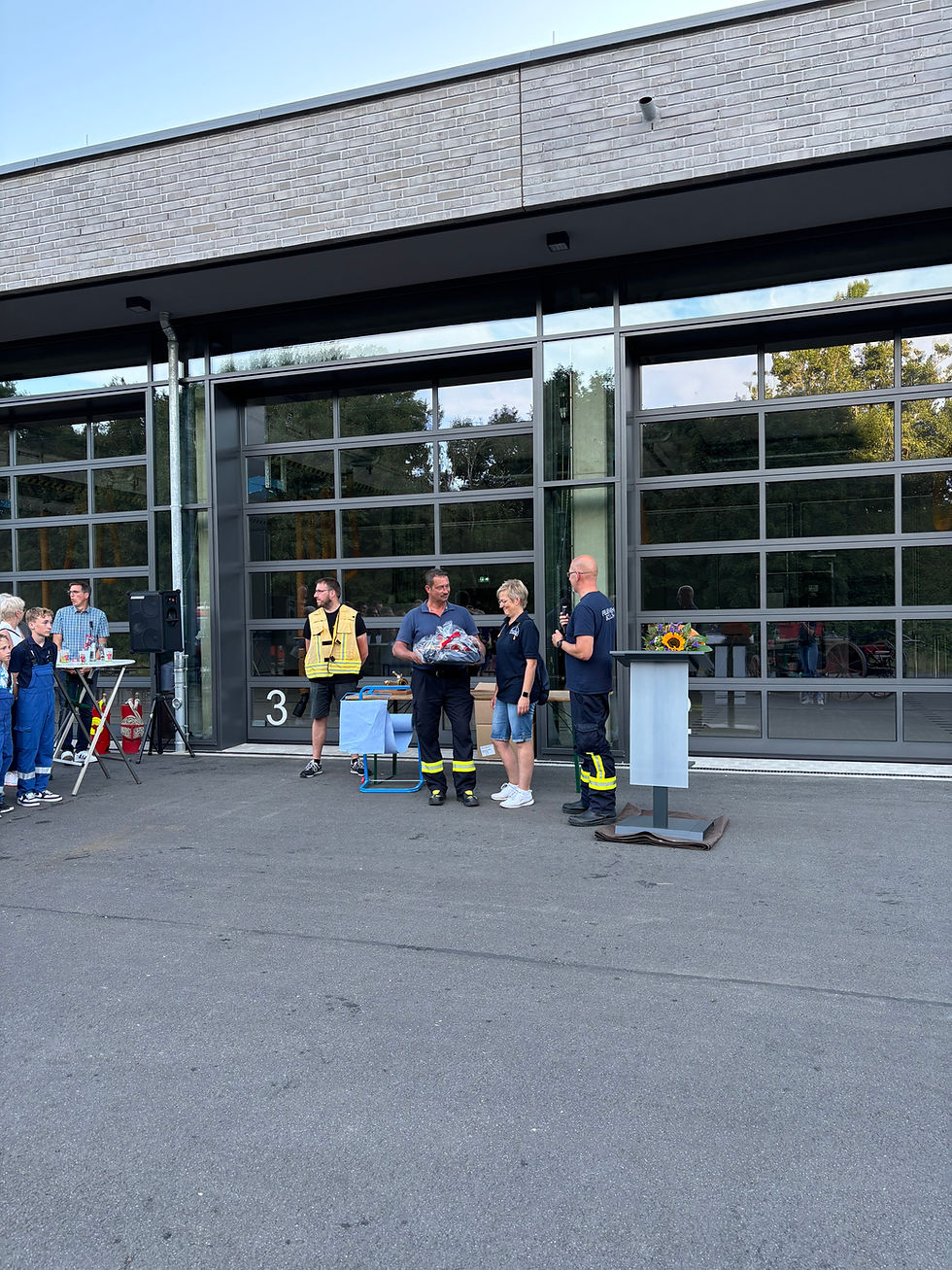 Geschenkübergabe am neuen Feuerwehrhaus
