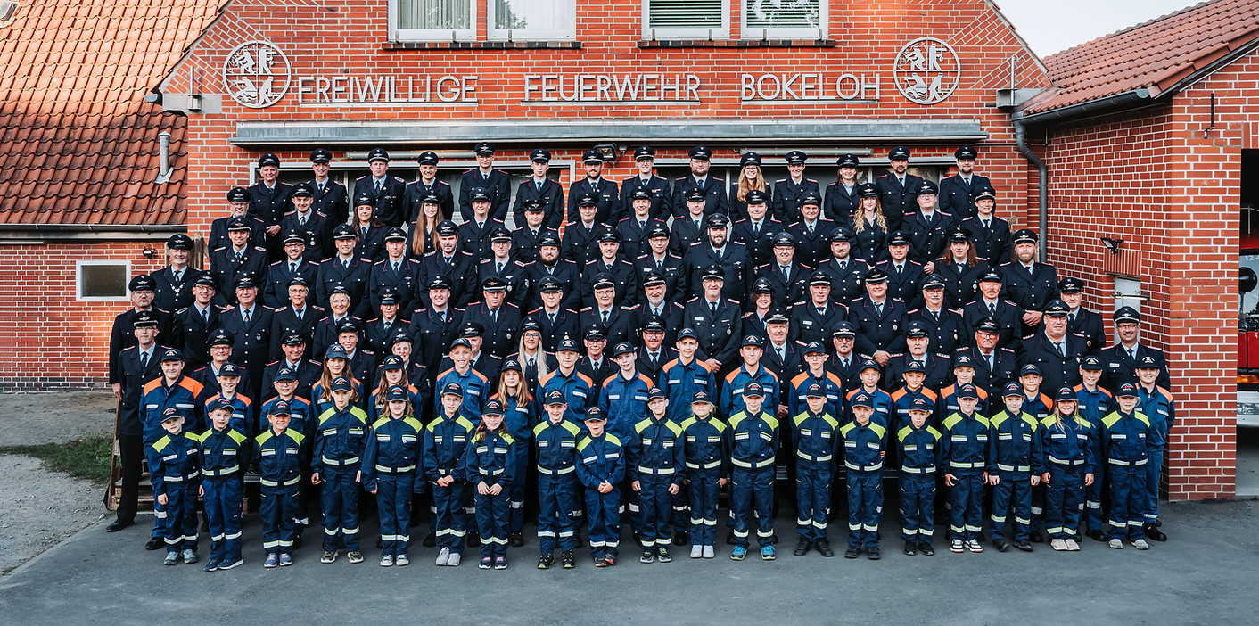 Gruppenfoto mit Kinderfeuerwehr, Jugendfeuerwehr, Spielmannszug, aktiven Kameraden und der Altersabteilung