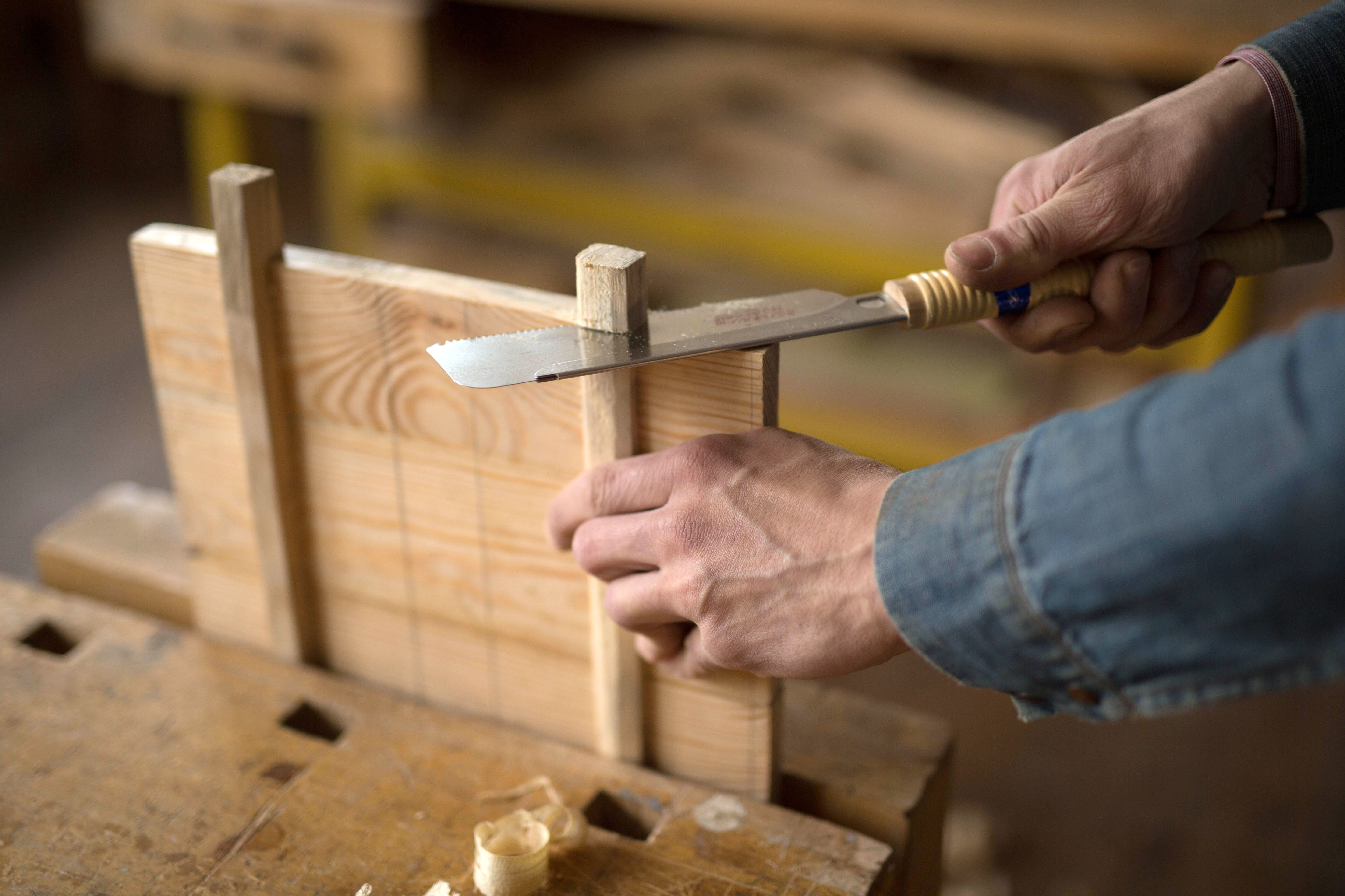 Carpenter Schneiden von Holz