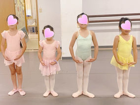 ルイ・バレエ・アカデミーのキンダークラスでバレエの立ち方を練習する4人の子どもたち