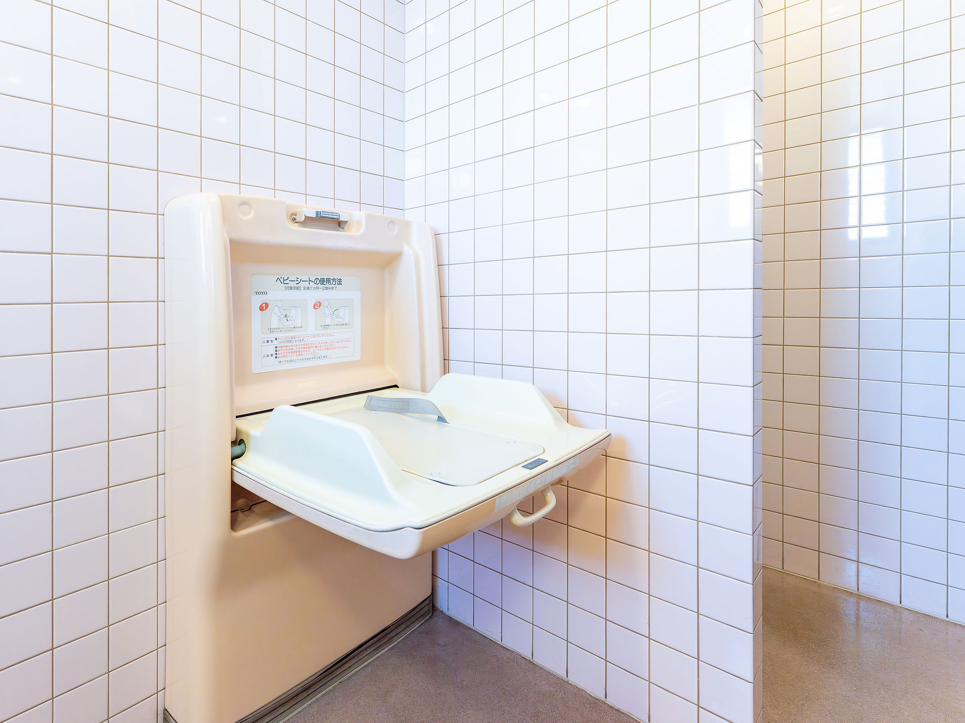 おむつ交換台（女性トイレ内）