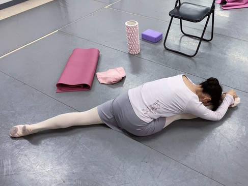 ルイバレエの生徒の前後開脚