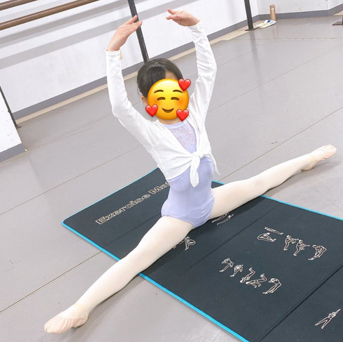 ルイバレエの生徒の左右開脚