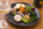 オッタントットのソロワインセット。野菜や肉料理などを盛り合わせた前菜と白ワイン