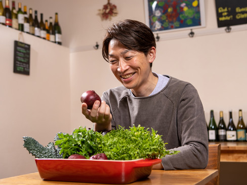 オッタントットの食材を見つめる店主