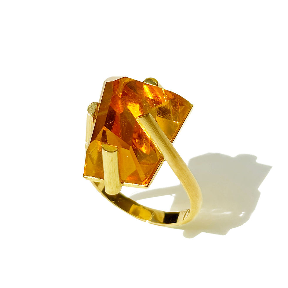 Close-up van een handgemaakte zilveren ring met een uniek design