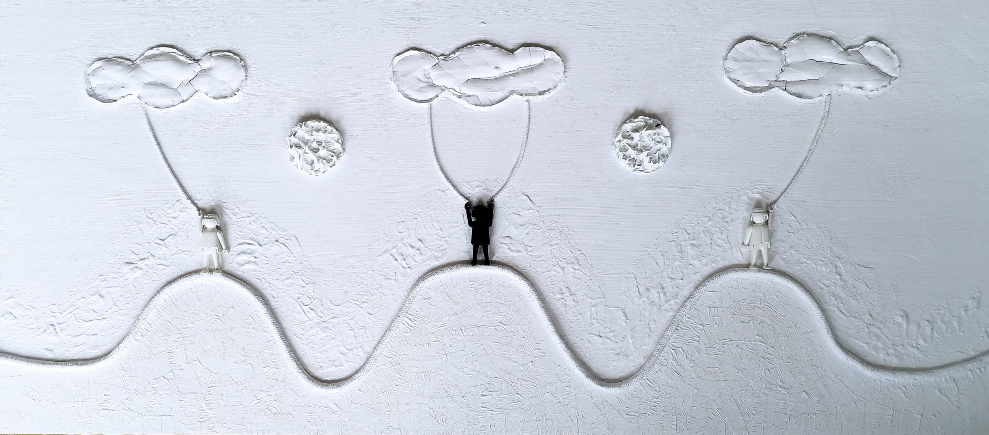 Paisaje con nubes, soles y colinas