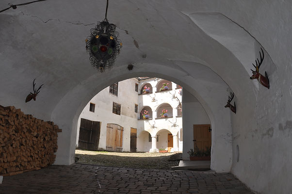 Innenhof Schloss Bruckberg, Kontakt