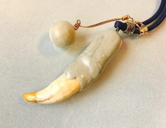 ネコ科大型牙とドゥルガー玉