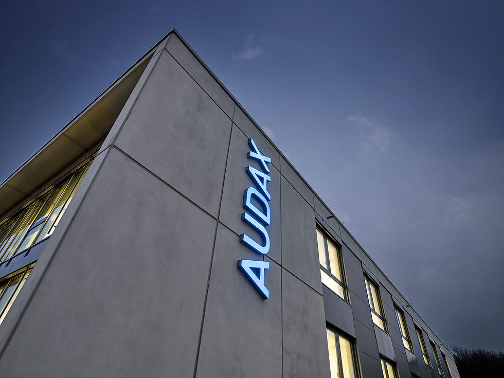 AUDAX Fassade Nacht