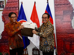 VIDEO: Lokakarya Kedutaan Besar menawarkan pengalaman membatik secara langsung