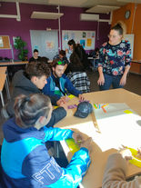 Groupe de jeunes en atelier