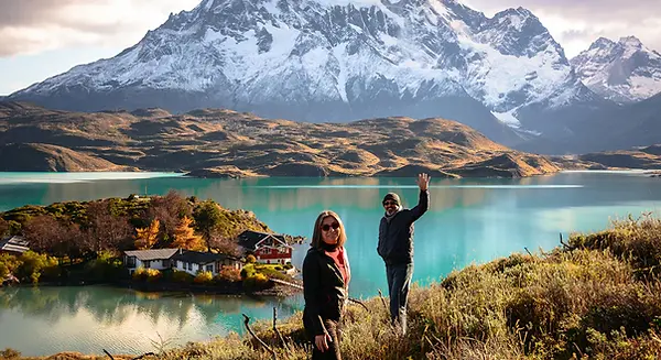 Vista panorámica de Torres del Paine y lago turquesa en Puerto Natales, Chile, con viajero