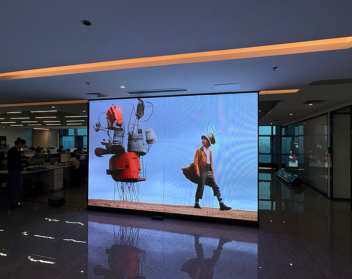 Holographic LED screen in winkelvitrine voor dynamische visuele communicatie