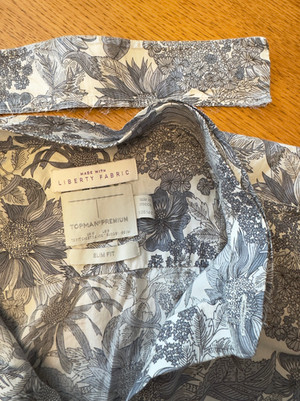 Men's shirt with monochrome botanical print, collar detail