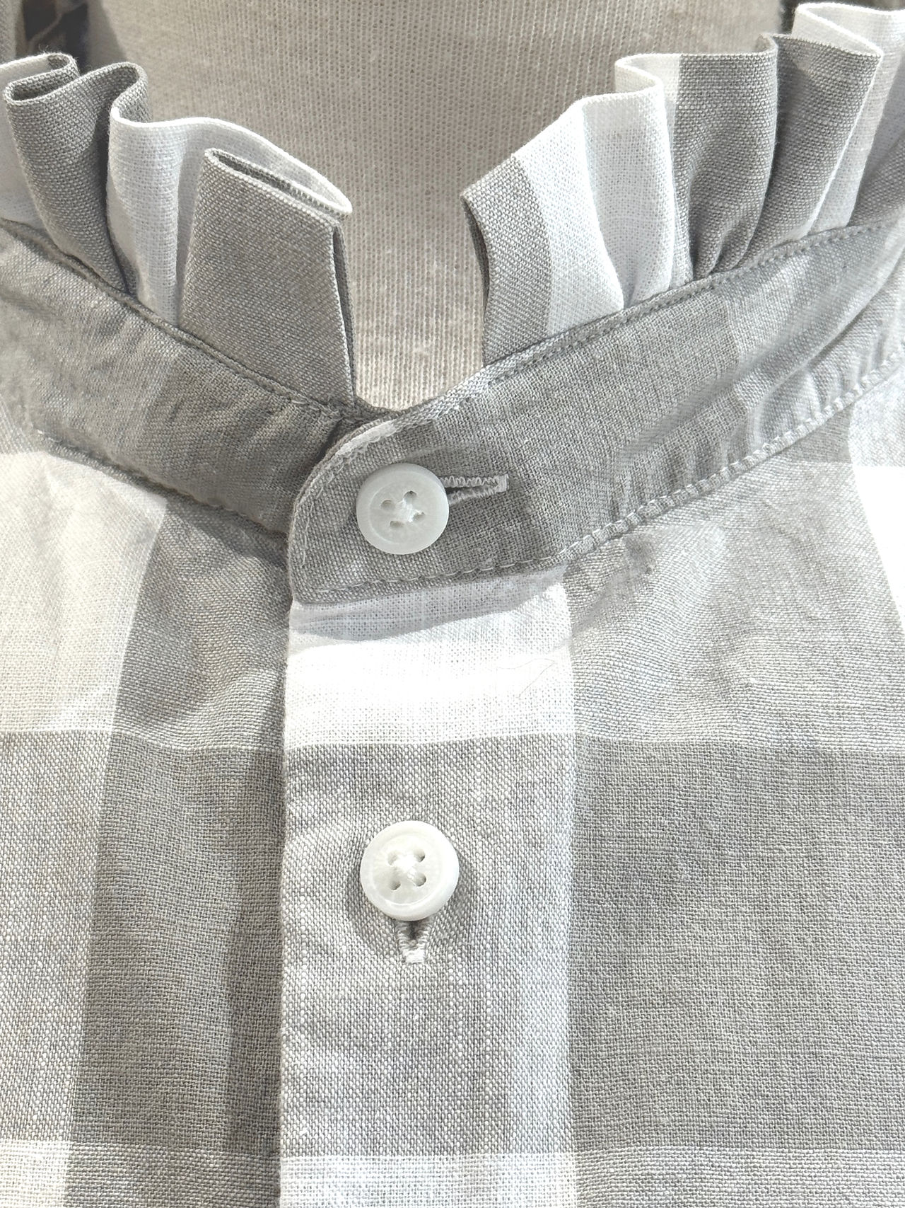 Checkered shirt collar with buttons