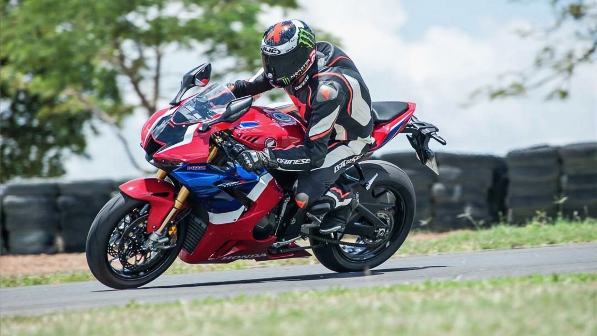 Motociclista em pista durante evento de pilotagem esportiva da Kings Racing School