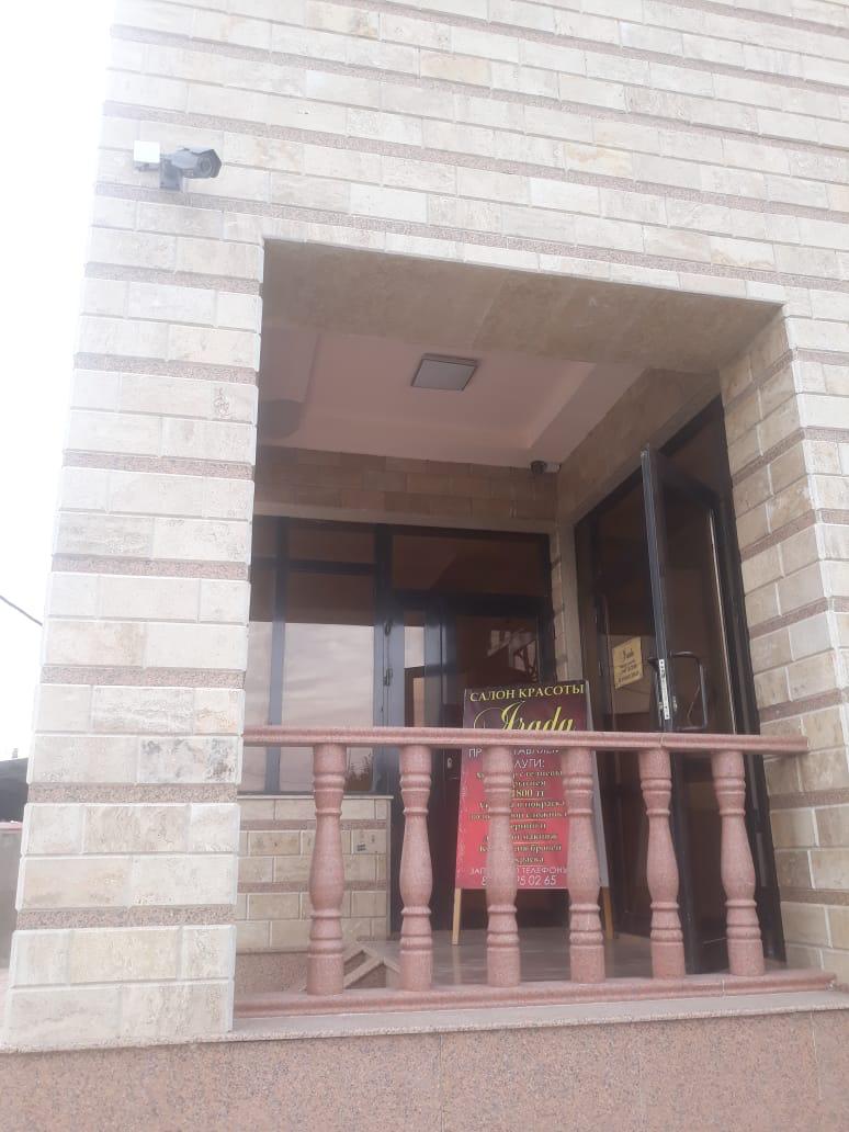 Combined façade finishing with travertine and granite 3