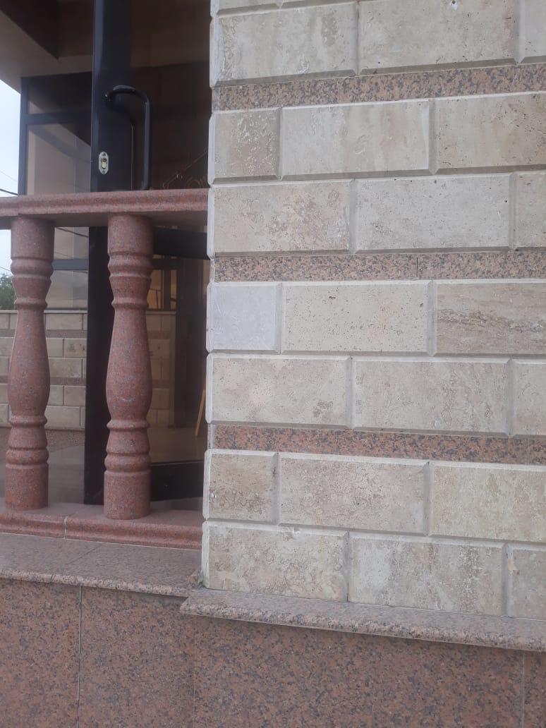 Combined façade finishing with travertine and granite 4