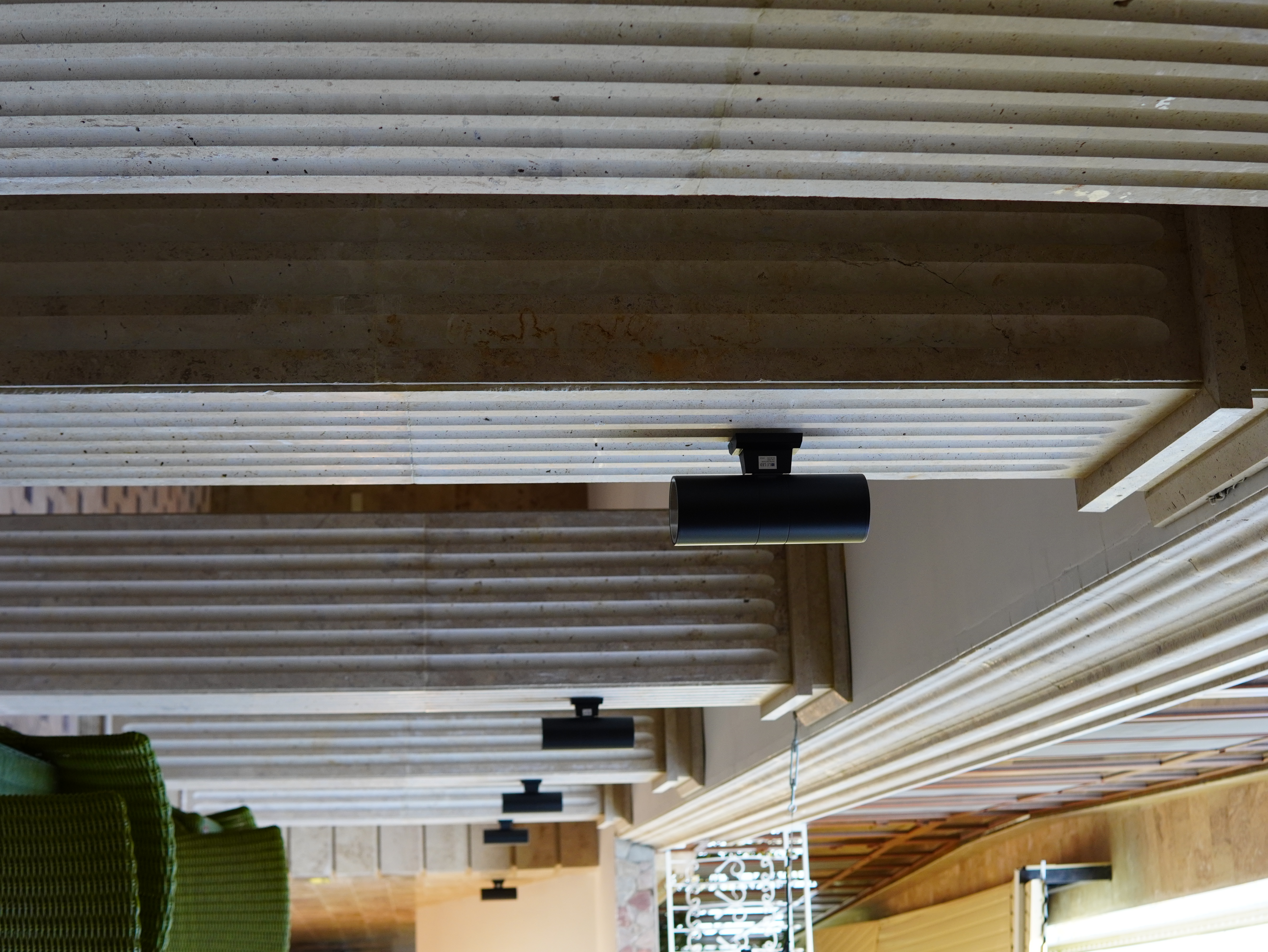 Gallery with columns made of natural travertine 2