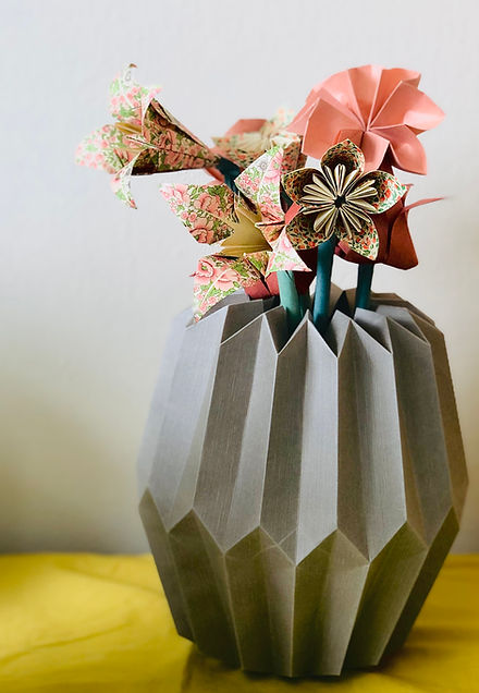 Origami Blumenstrauß mit Plissee Vase Mittel Taupe-Coral