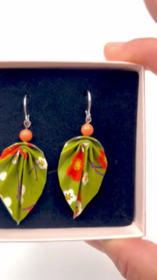 Miniaturbild: Origamischmuck  Ohrringe Blätter Ume Matchagrün mit Preciosa Perl