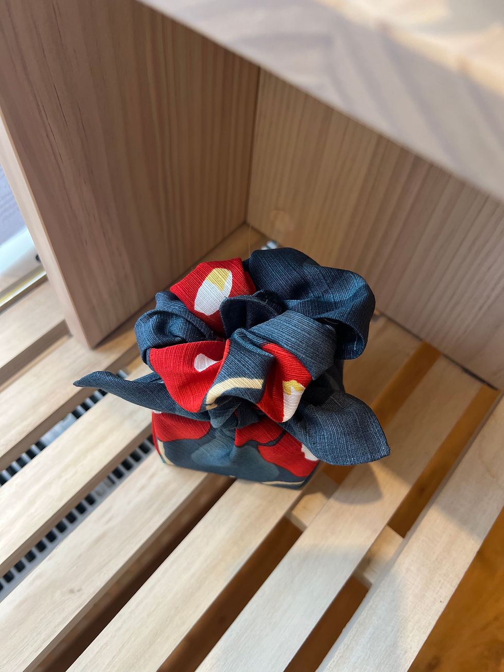 Thumbnail: Furoshiki S 48 Yumeji Takehisa Tsubaki Grau, japanisches Geschenktuch, 100 % Baumwolle, traditionelles Muster