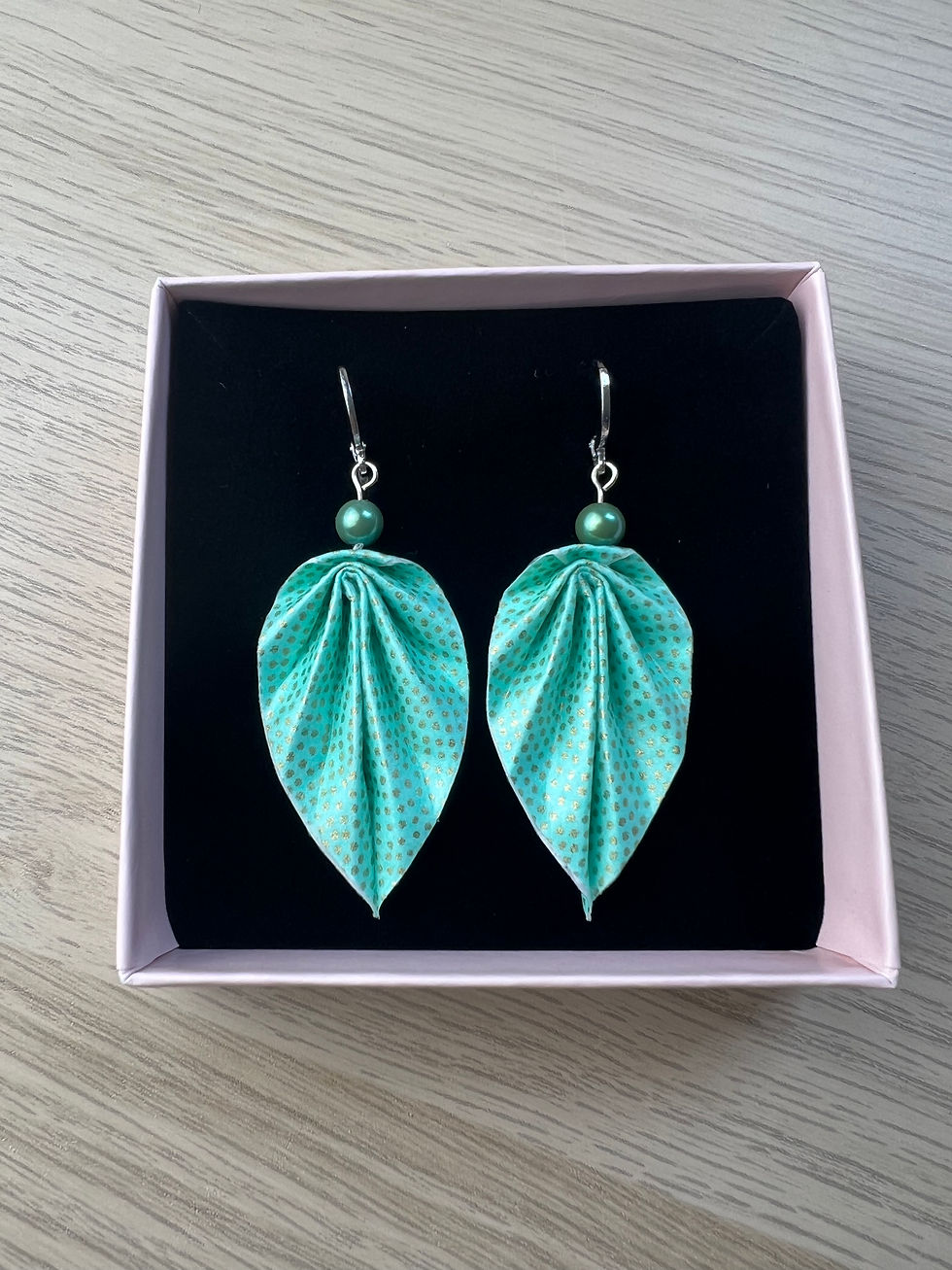 Thumbnail: Origamischmuck Ohrringe Blätter Samehada Türkis Gold mit Preciosa Perlen