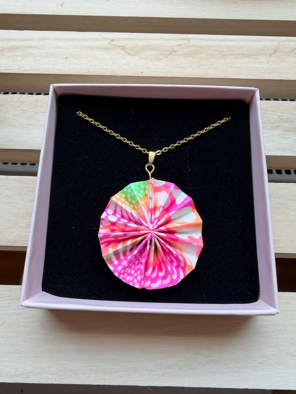 Thumbnail: EN Kette Neon Kiku Pink/Origamischmuck/Yuzen Washi aus