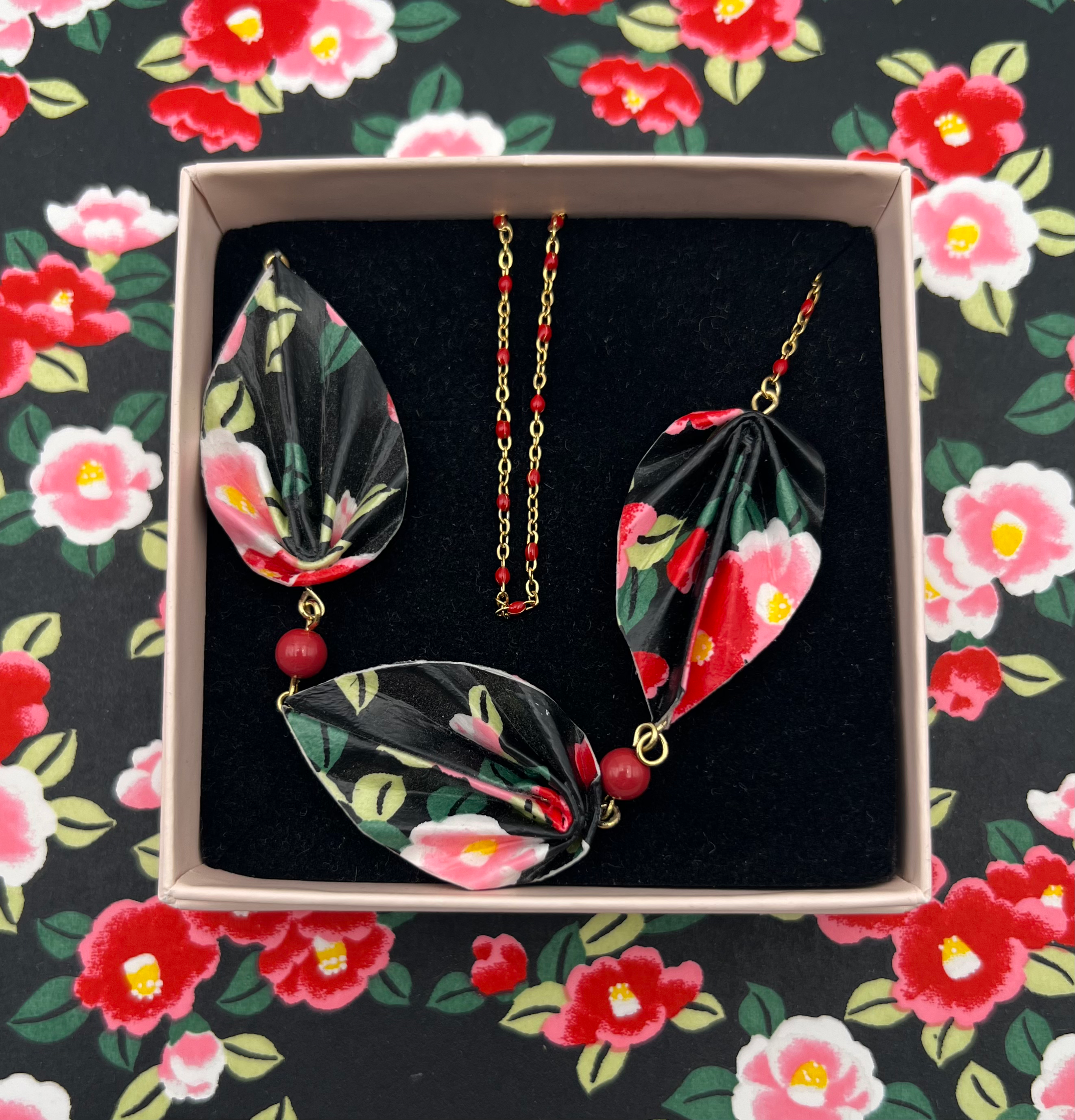 OrigamischmuckKette Three leaf  Tsubaki Schwarz Rot mit Swarovski Perlen/