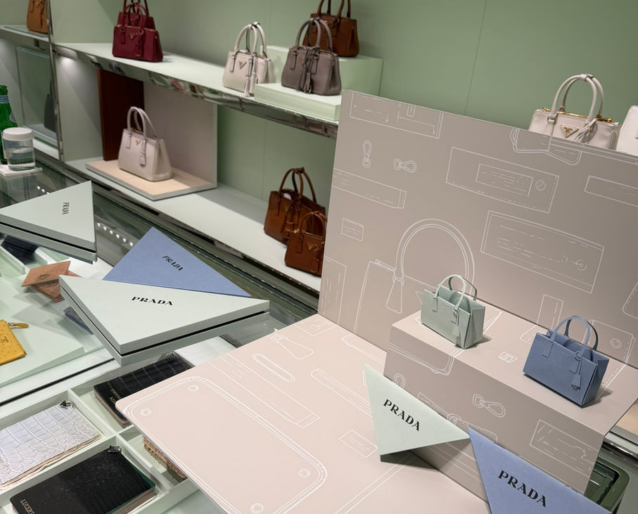 Origami-Kunstwerk einer Prada Mini Galleria Tasche, detailreich von Hand gefaltet.