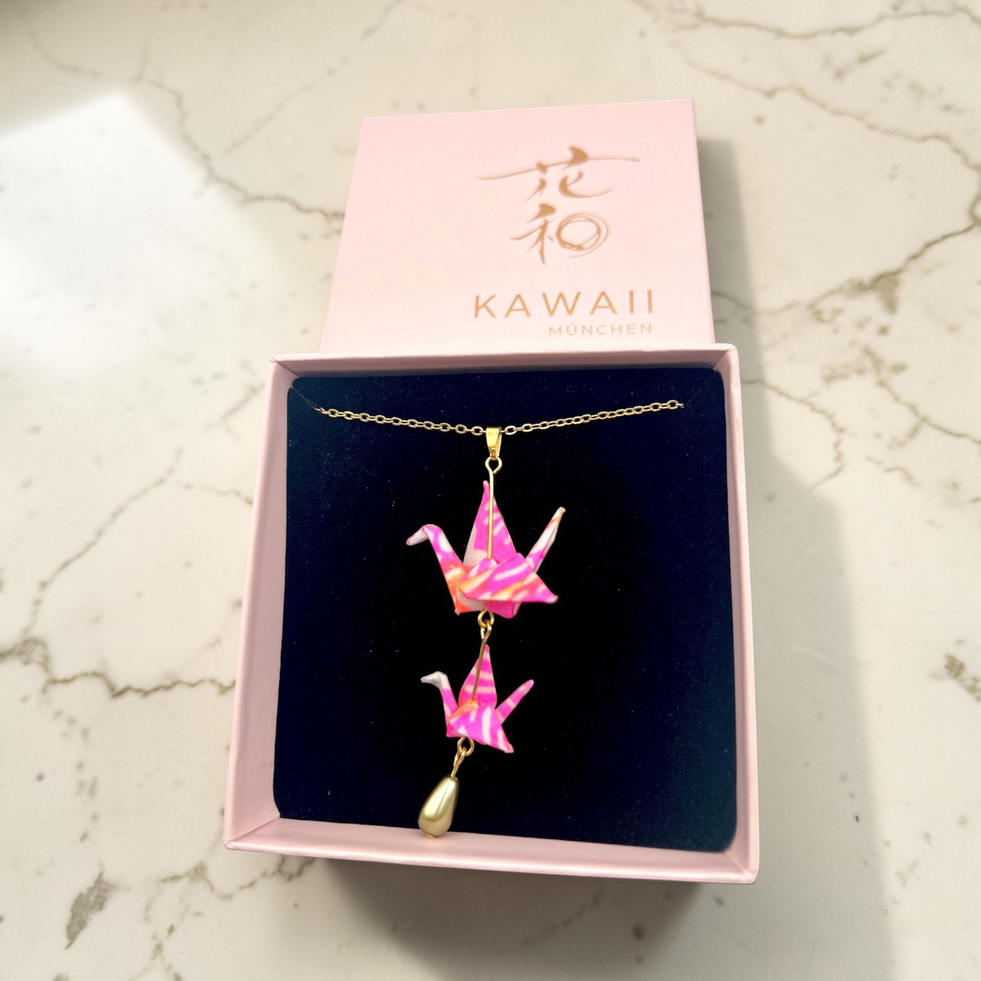 Handgefertigte Origamischmuck Kette mit Kranich und Tropfen Anhänger im japanischen Design von Kawaii München